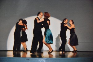 1992 im Künstlerhaus Bethanien in Berlin bei einem Auftritt mit der Grupo del Baile del Estudio Sudamerica, rechts, mit meiner damaligen Partnerin Sonya A.