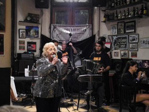 Inés Arce ist eine Legende in Buenos Aires. Die Tango-Sängerin steht seit fast 80 Jahren auf der Bühne, Foto: German Kral Inés Arce ist eine Legende in Buenos Aires. Die Tango-Sängerin steht seit fast 80 Jahren auf der Bühne, Foto: German Kral