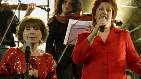 Die 92jährige Maria de la Fuente singt zusammen mit Lidia Borda im Film 12 Tangos