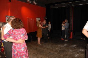 Bei der Tango-Einführung im Rahmen unserer intimen Wohnzimmer-Milonga in der Kino-Lounge: Ralf Sartori und Janine Holzer Bei der Tango-Einführung im Rahmen unserer intimen Wohnzimmer-Milonga in der Kino-Lounge: Ralf Sartori und Janine Holzer