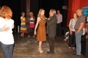 Ralf Sartori und Janine Holzer bei der Tango-Einführung in der Kino-Lounge, nach dem Film und vor der Milonga Ralf Sartori und Janine Holzer bei der Tango-Einführung in der Kino-Lounge, nach dem Film und vor der Milonga
