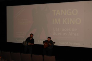 Das Duo Bruno y Santos spielt im Kino vor Filmbeginn noch einige Gardel-Tangos