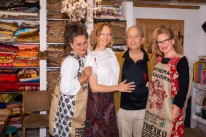 Hier bei der Verleihung des symbolträchtigen `Roten Faden´durch die Textil-Künstlerinnen Esther Schulte und Susanne Doebel